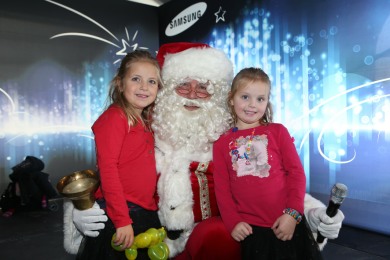 Zingende Kerstman tijdens kerstentertainment