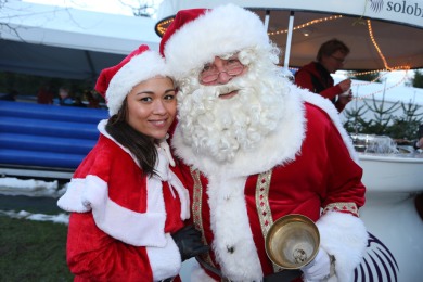 Zingende Kerstman tijdens kerstentertainment